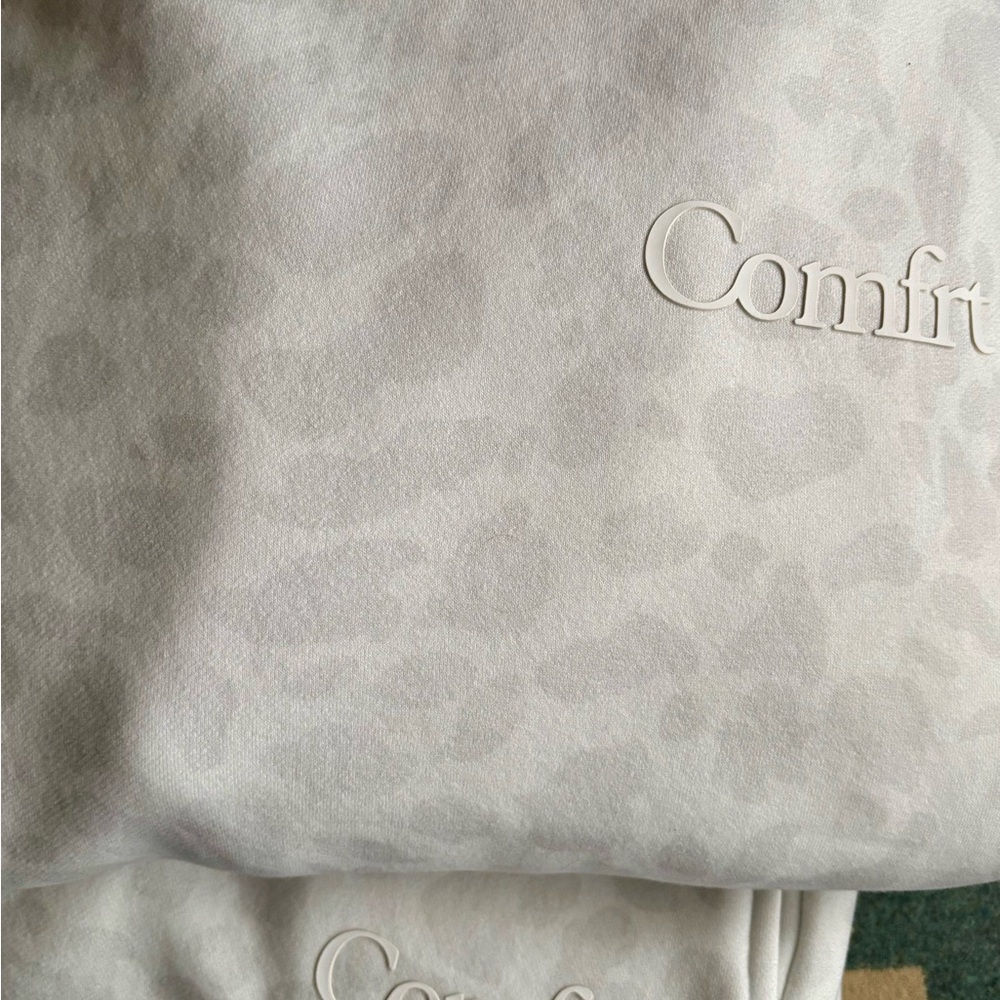 Comfrt Sweats: Women's Minimalist Set in Snow Leopard - Picture 7 of 9